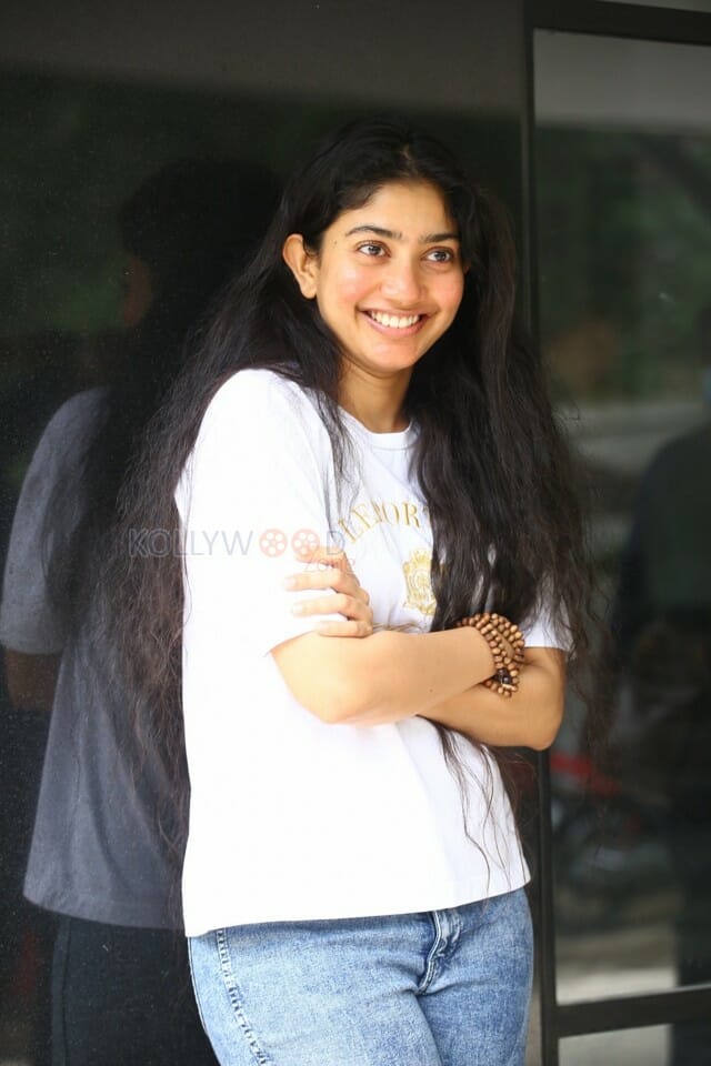 Actress Sai Pallavi at Virata Parvam Movie Interview Pictures 05