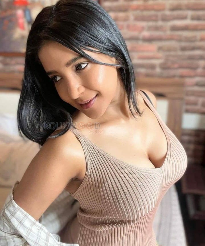 Actress Sakshi Agarwal Sexy Cleavage Photoshoot Pics
