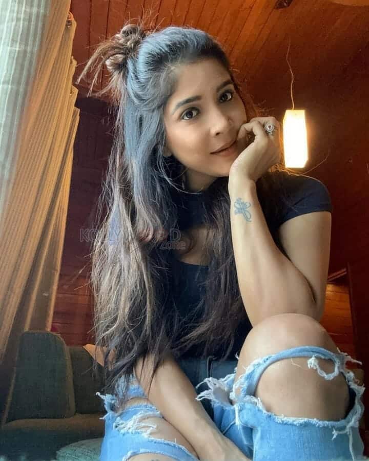 Actress Sakshi Agarwal Torn Denim Photos 02