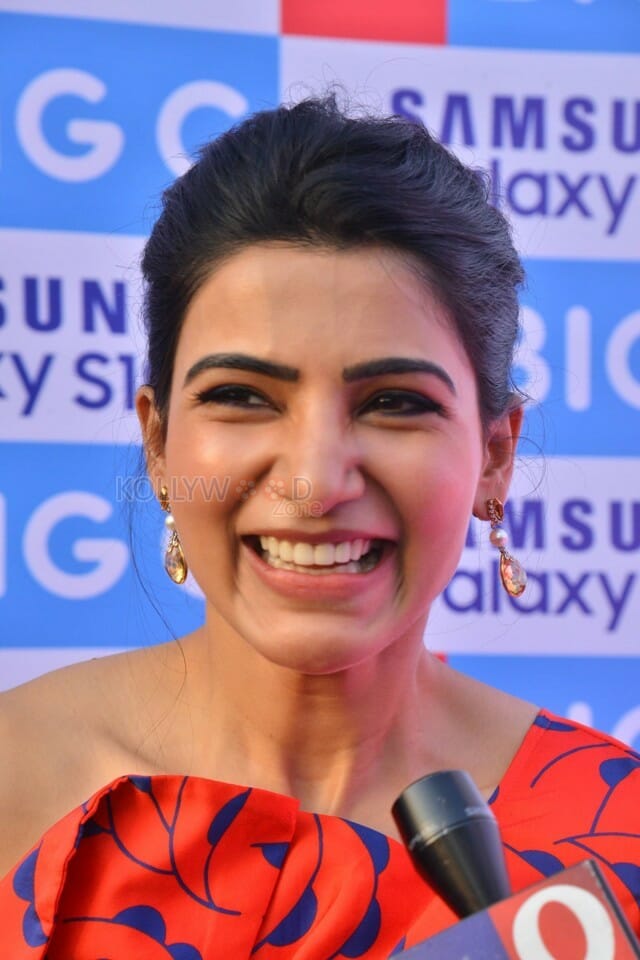 Actress Samantha Stills At Samsung SE Mobile Launch