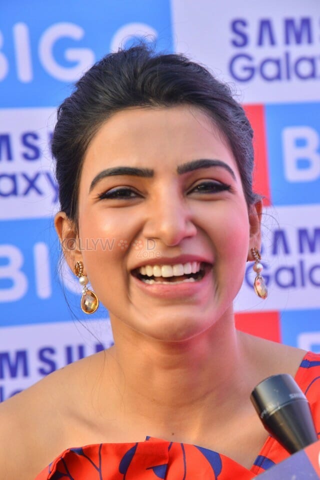 Actress Samantha Stills At Samsung SE Mobile Launch