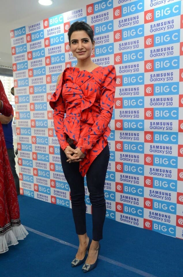 Actress Samantha Stills At Samsung SE Mobile Launch