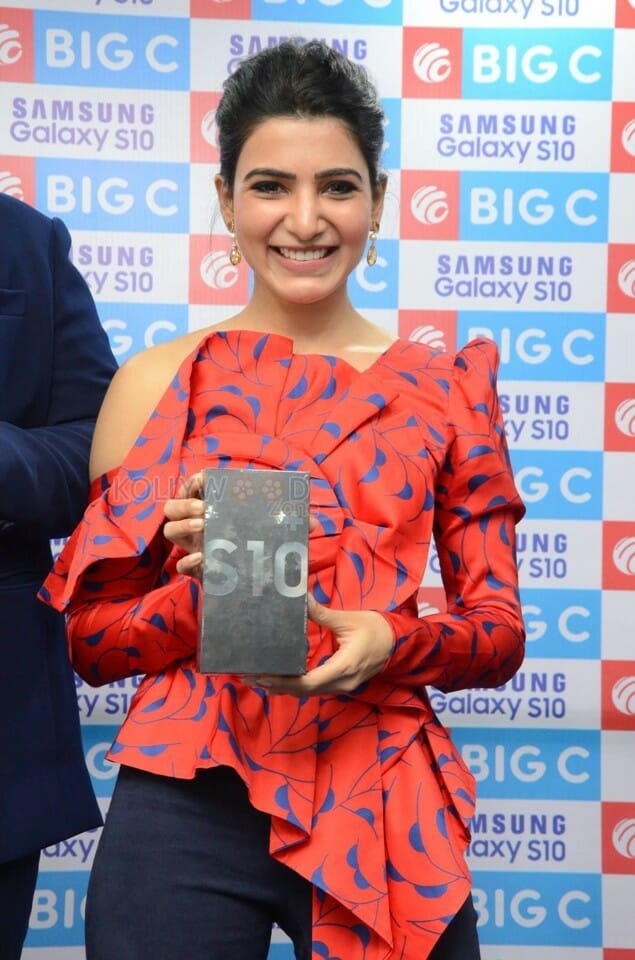 Actress Samantha Stills At Samsung SE Mobile Launch