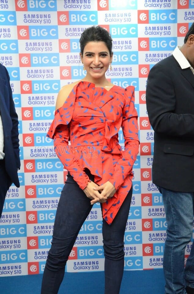 Actress Samantha Stills At Samsung SE Mobile Launch