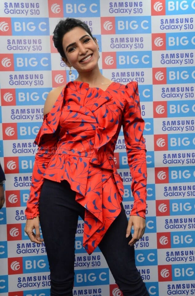 Actress Samantha Stills At Samsung SE Mobile Launch
