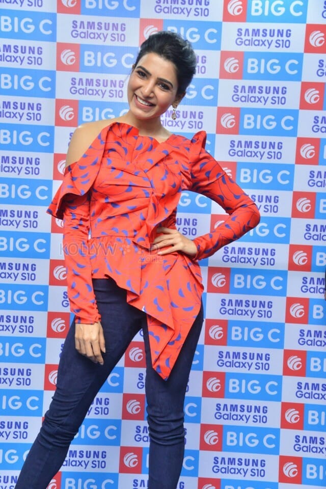 Actress Samantha Stills At Samsung SE Mobile Launch