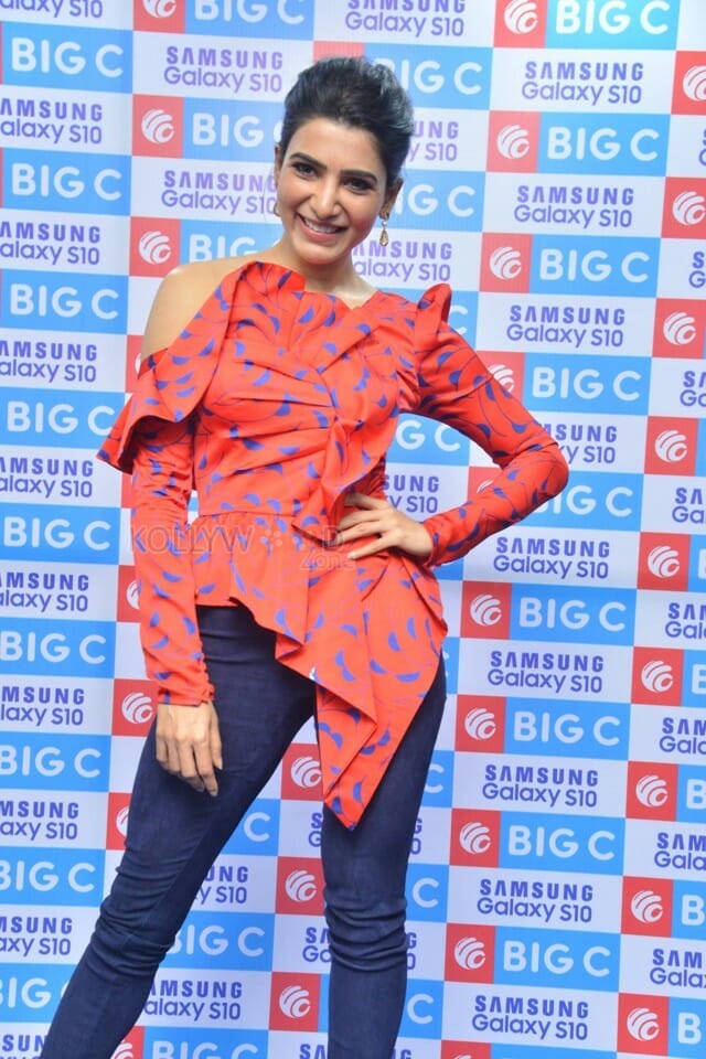 Actress Samantha Stills At Samsung SE Mobile Launch
