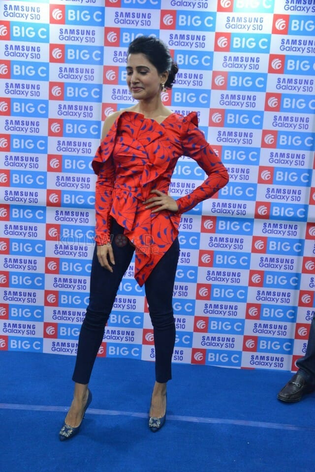 Actress Samantha Stills At Samsung SE Mobile Launch