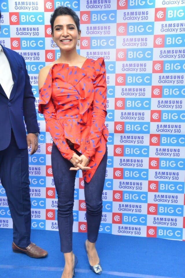 Actress Samantha Stills At Samsung SE Mobile Launch