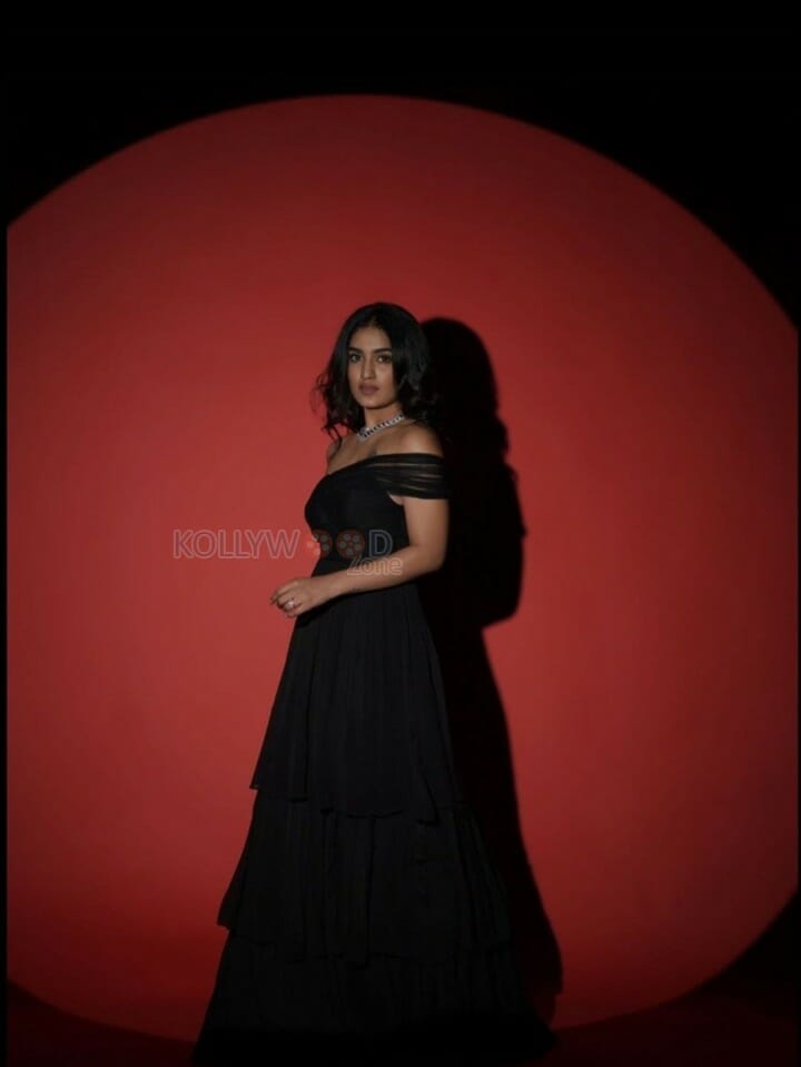 Actress Saniya Iyappan Black Dress Pictures 01