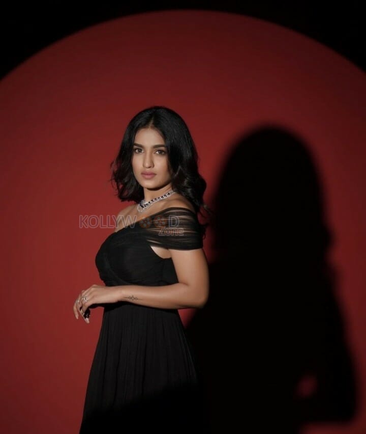 Actress Saniya Iyappan Black Dress Pictures 04