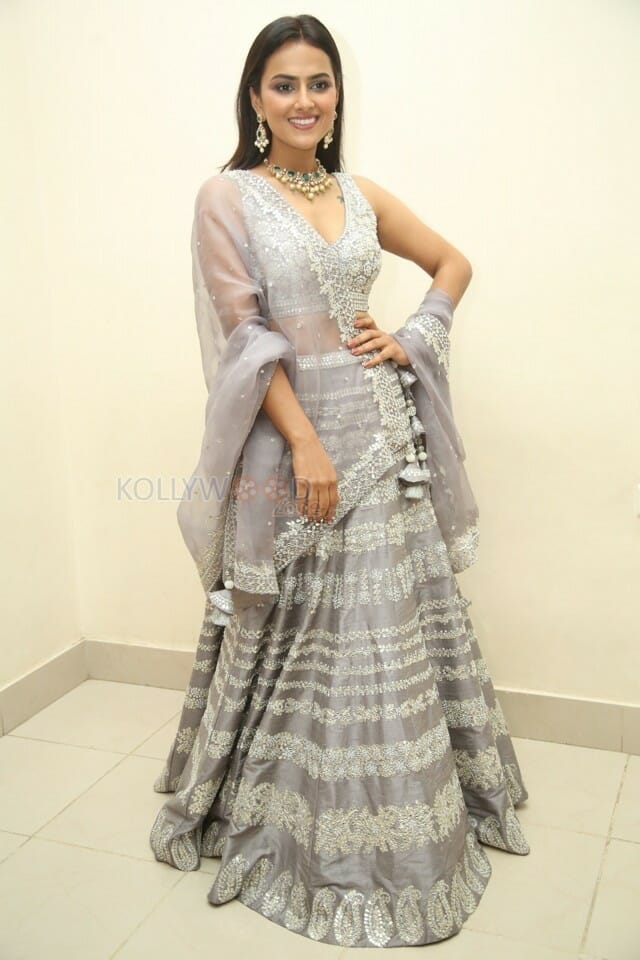Actress Shraddha Srinath At Jersey Pre release Event Stills