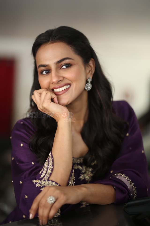 Actress Shraddha Srinath at Daaku Maharaaj Interview Pictures 02