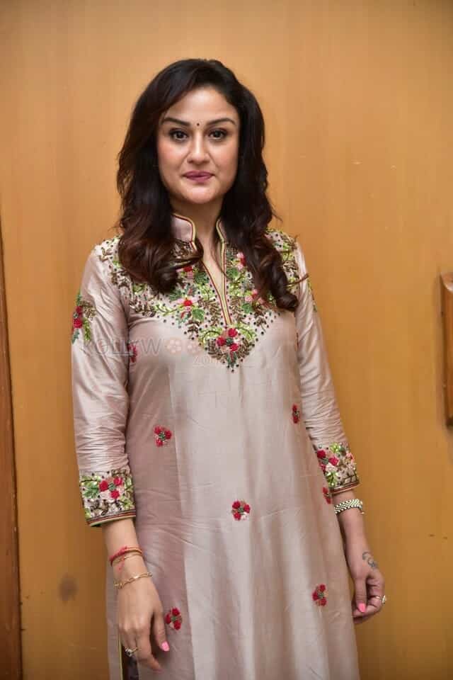 Actress Sonia Agarwal at 7G Rainbow Colony Re Release Press Meet Photos 34