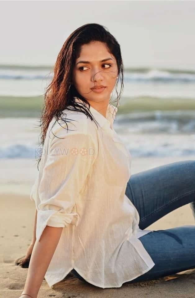 Actress Sunaina Beach Photoshoot Pictures 02