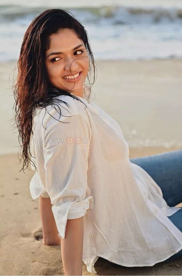Actress Sunaina Beach Photoshoot Pictures 04