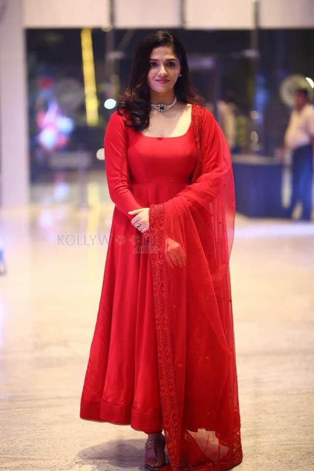 Actress Sunaina in Red Salwar Photos 02