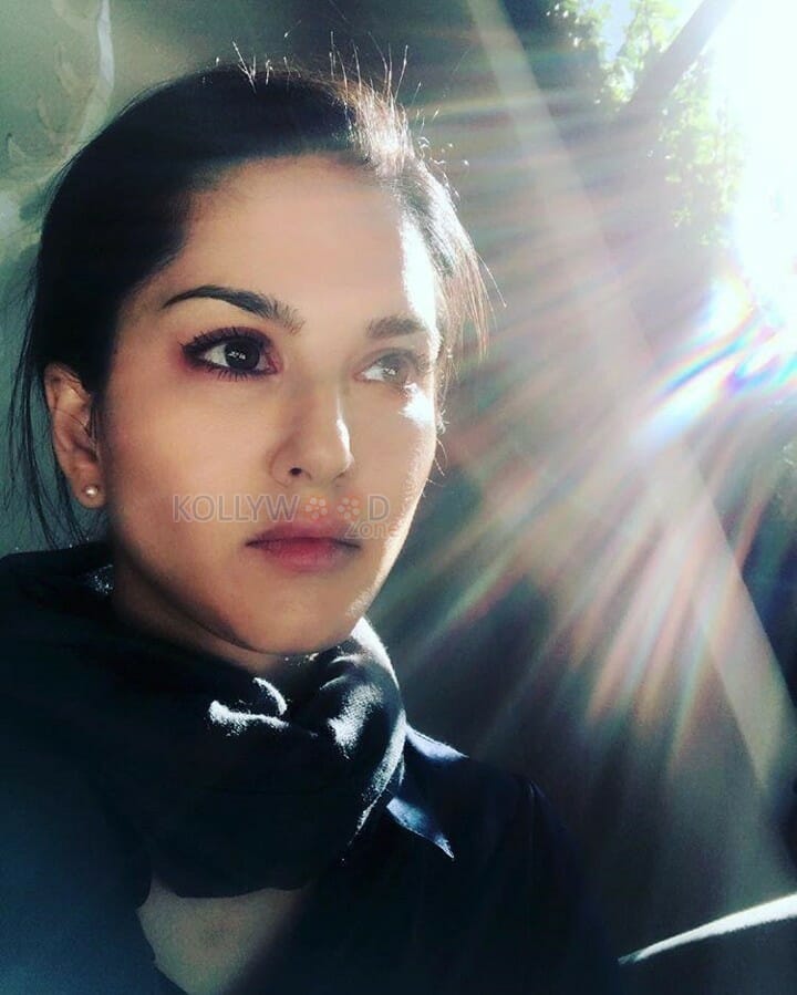 Actress Sunny Leone Latest Sexy Photoshoot Pictures