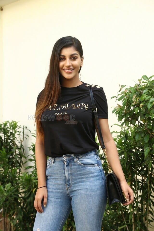 Actress Yashika Aannand at Sulphur Movie Pooja Stills