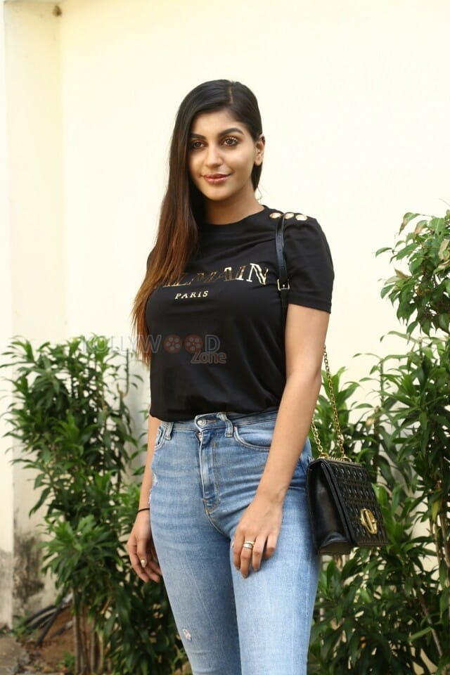 Actress Yashika Aannand at Sulphur Movie Pooja Stills