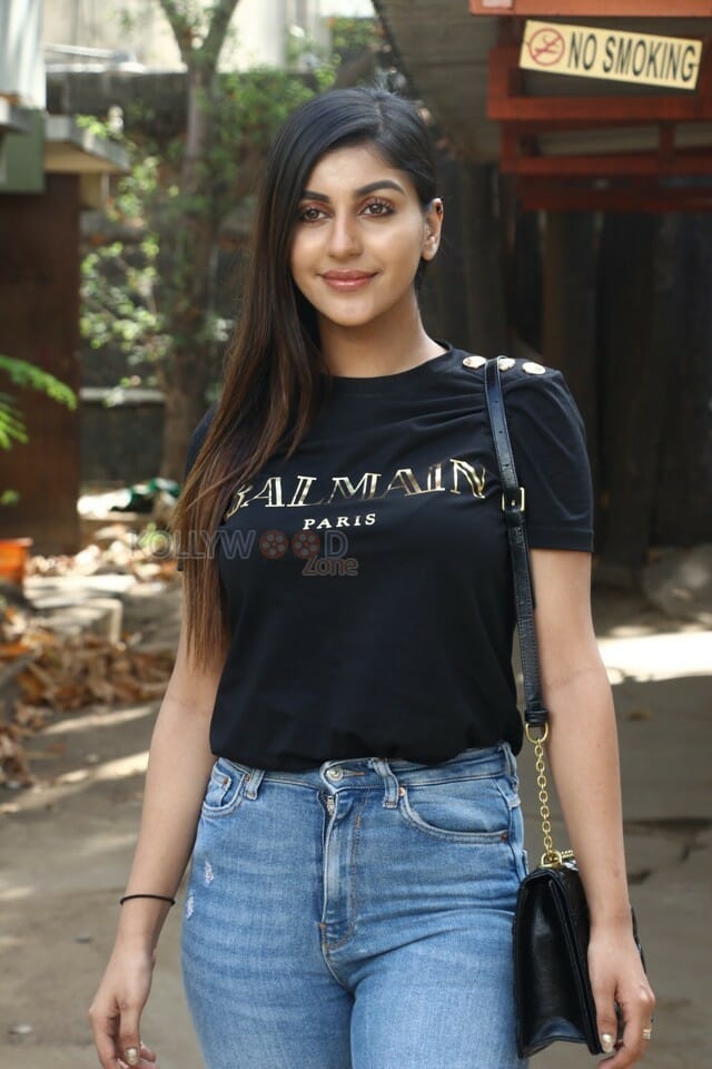 Actress Yashika Aannand at Sulphur Movie Pooja Stills