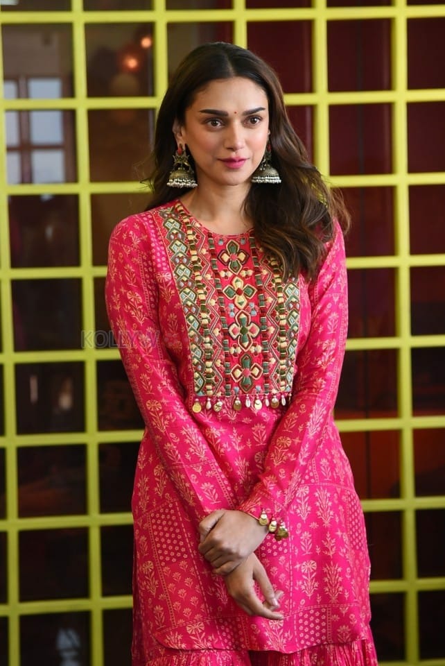 Aditi Rao Hydari at Maha Samudram Movie Interview Photos 29