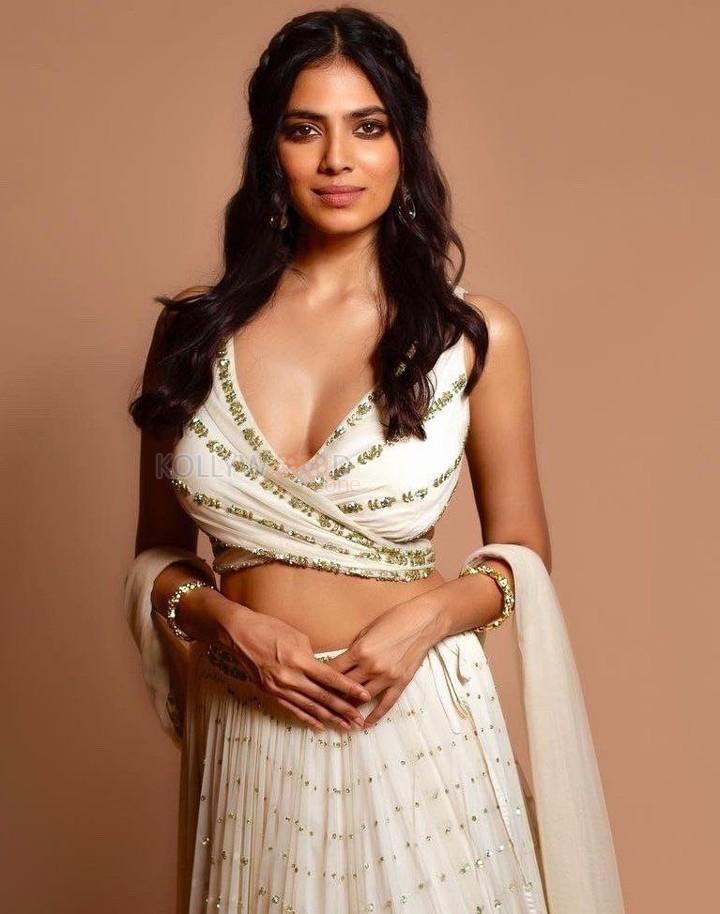 Adorable Malavika Mohanan in a Sexy White Lehenga Photos 02