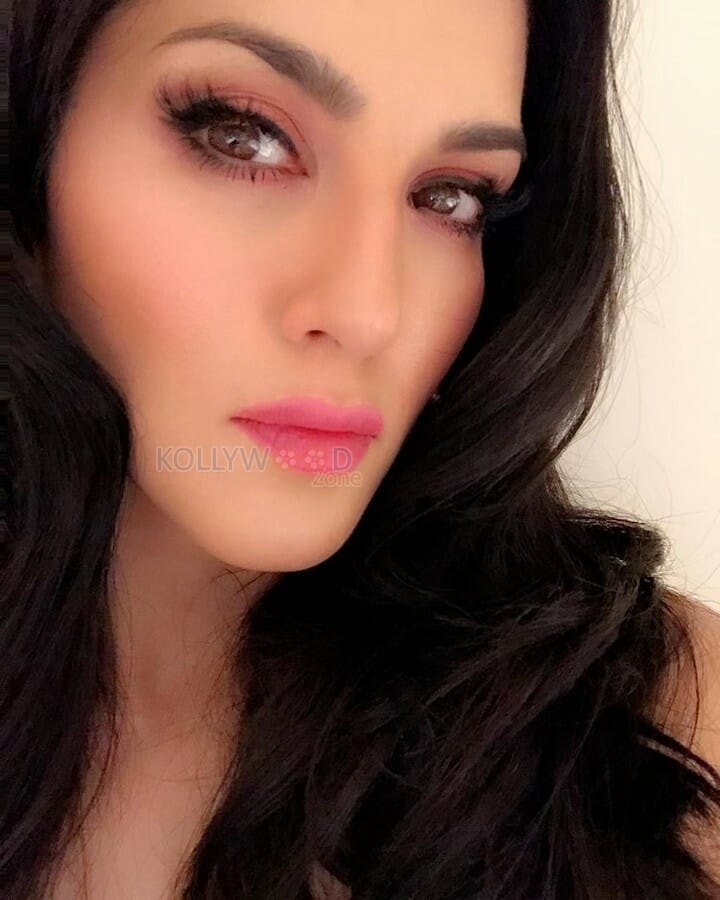 Adult Actress Sunny Leone Photos