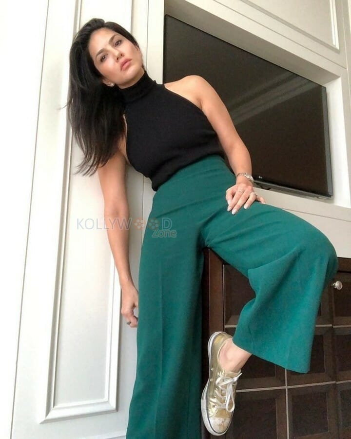 Adult Actress Sunny Leone Photos
