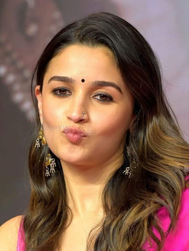 Alia Bhatt Blowing a Kiss Photo 01