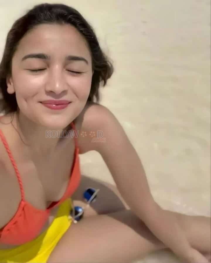 Alia Bhatt Honeymoon Beach Photos 04 184544 Kollywood Zone