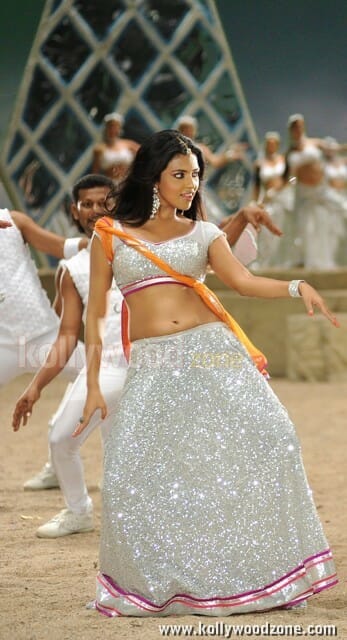 Amala Paul Nayak Movie Sexy Pictures