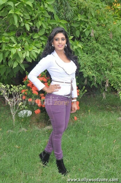 Ammavin Kaippesi Heroine Iniya Photos