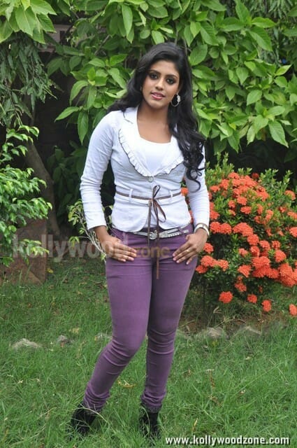 Ammavin Kaippesi Heroine Iniya Photos