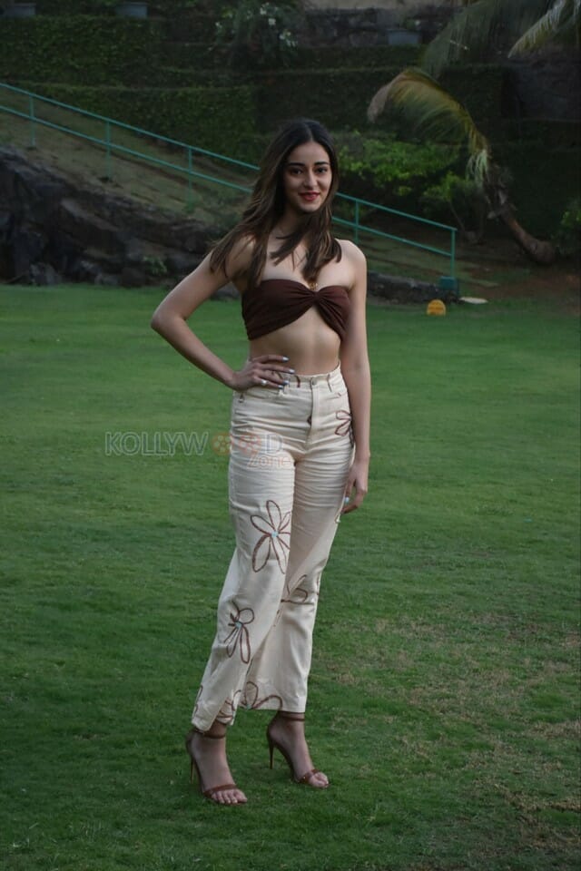 Ananya Panday Tiny Bra Photo 01