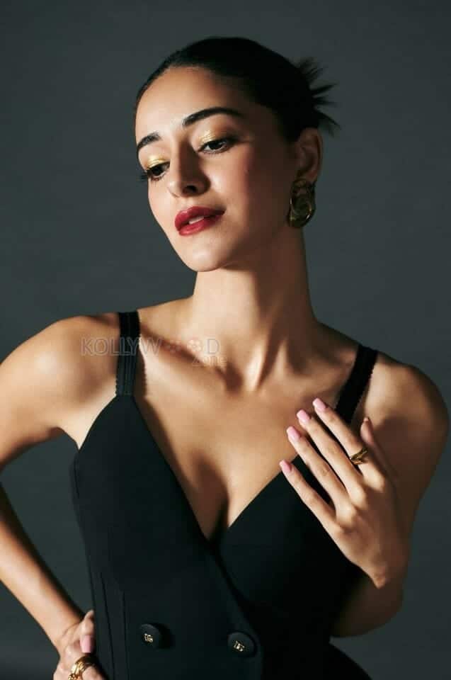 Ananya Panday in Sexy Black Dress Photos 01