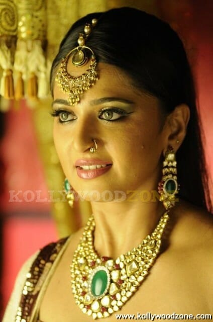 Anushka In Nagavalli Movie Pics