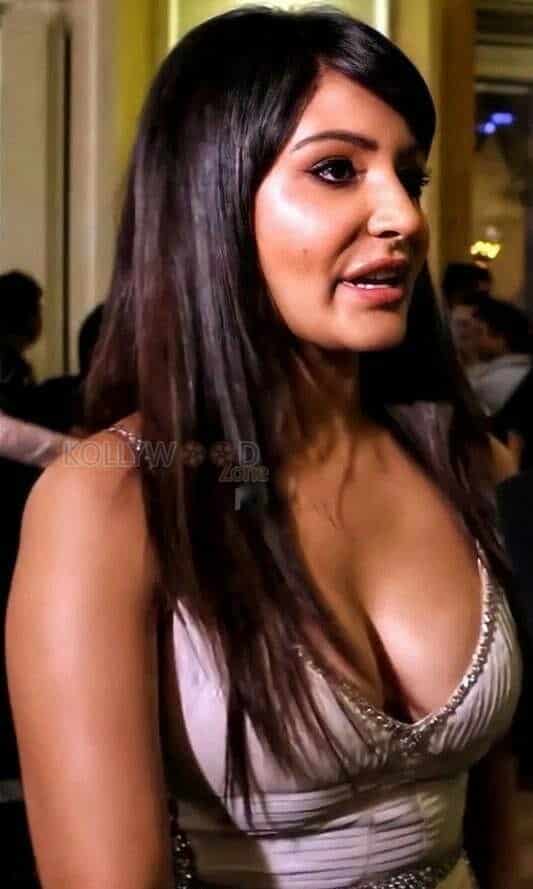 Anushka Sharma Busty Cleavage Photo 01