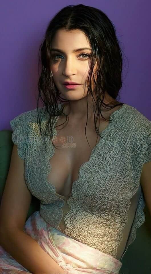 Anushka Sharma Hot Cleavage Picture 01