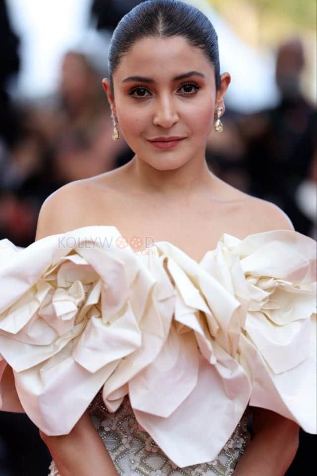 Anushka Sharma Red Carpet Still 01