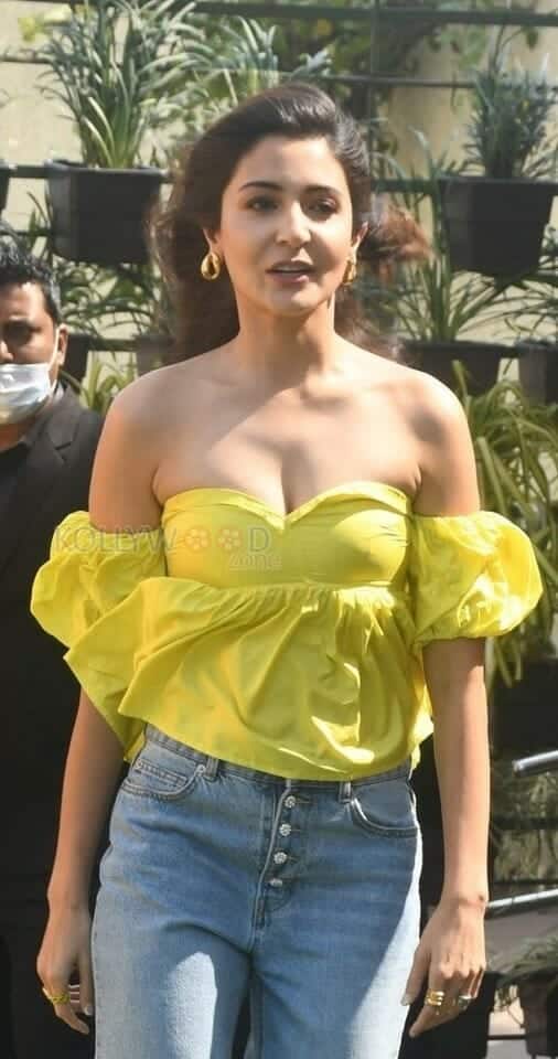 Anushka Sharma Sexy in Yellow at Slurp Farm Event Photos 26