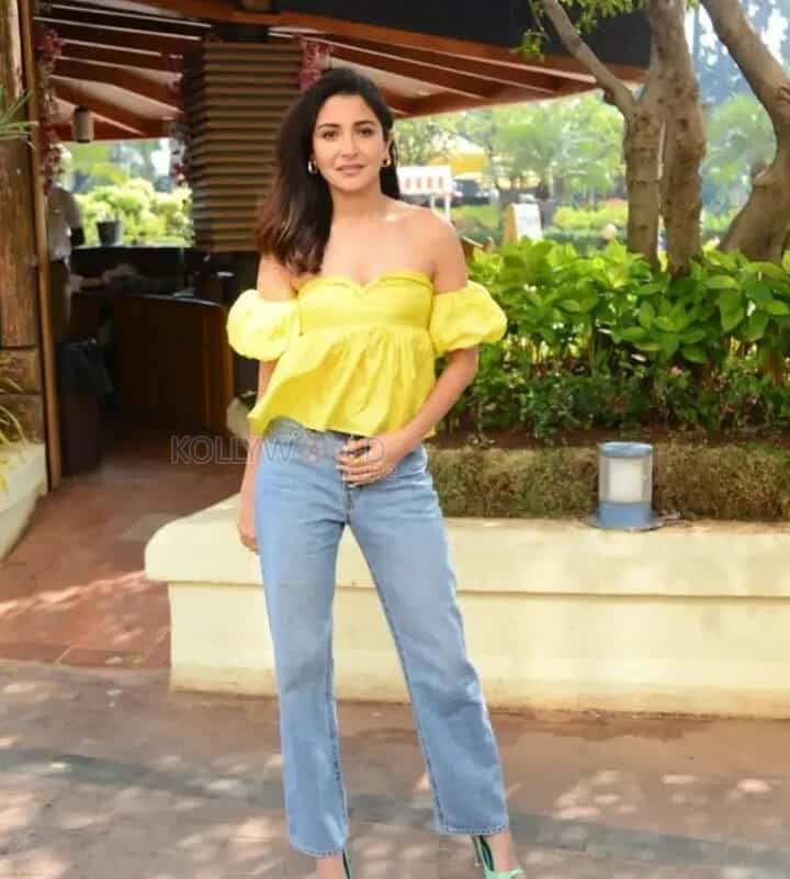 Anushka Sharma Sexy in Yellow at Slurp Farm Event Photos 36