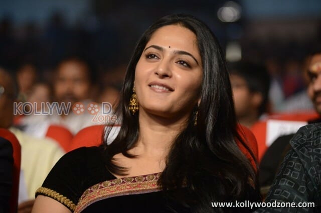 Anushka Shetty Sexy Black Saree Pictures