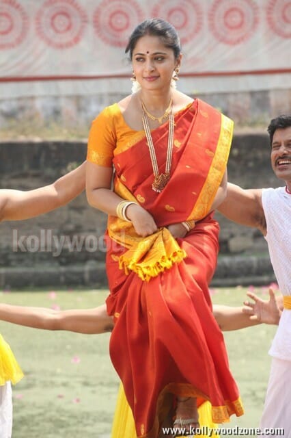 Anushka Shetty Sexy Saree Photos