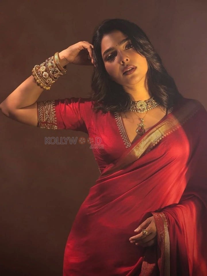 Attractive Aishwarya Lekshmi in a Red Kanchipuram Silk Saree with Matching Blouse Pictures 02