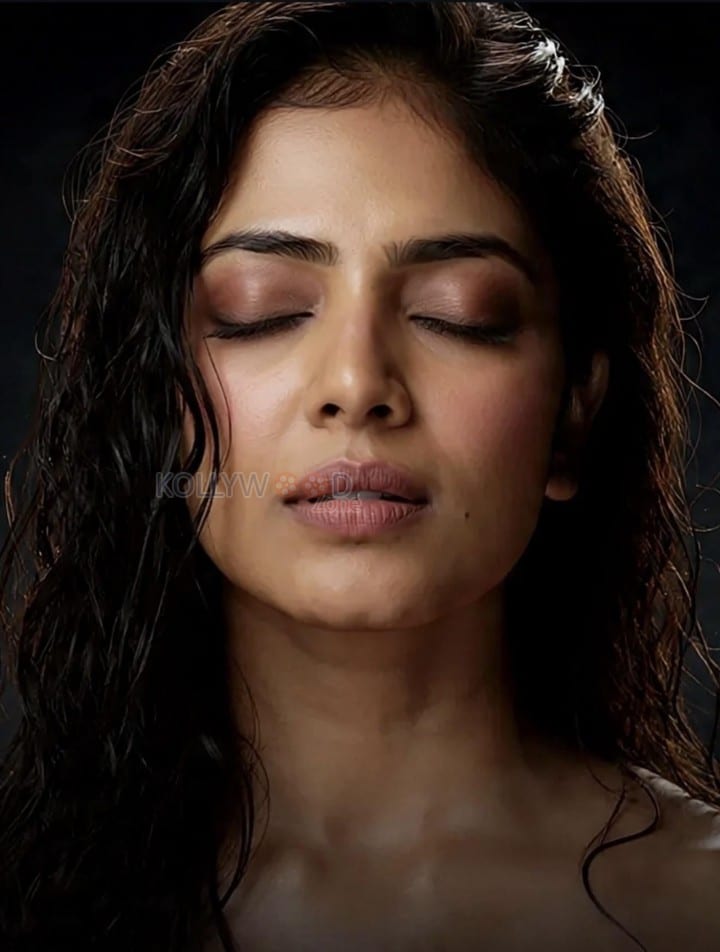 Attractive Malavika Mohanan Face Close Up Photo 01