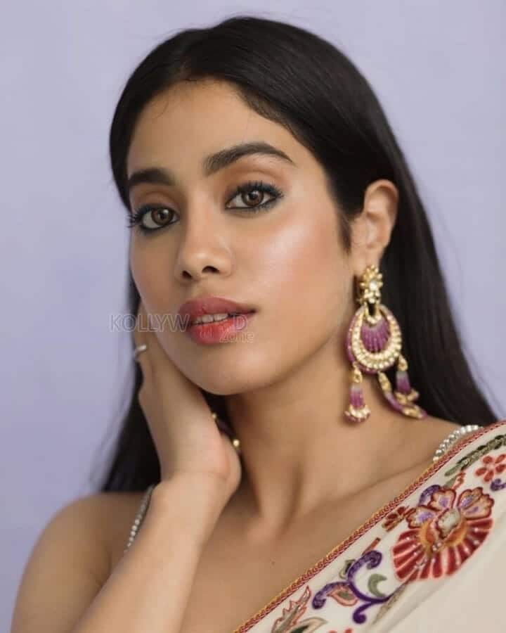 Beautiful Actress Janhvi Kapoor Saree Pictures 02