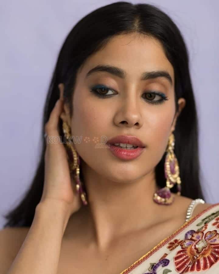 Beautiful Actress Janhvi Kapoor Saree Pictures 05