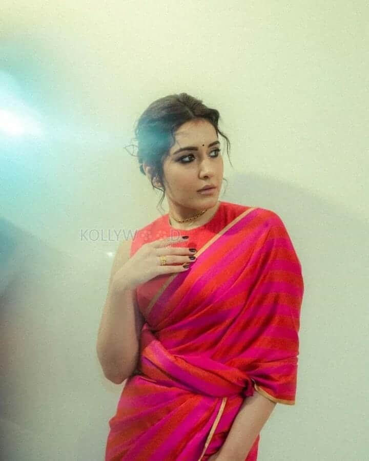 Beautiful Actress Raashi Khanna in a Red Saree Photoshoot Pictures 01