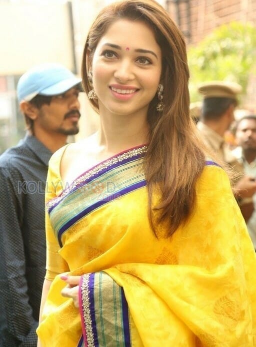 Beautiful And Sexy Tamanna Saree Pics